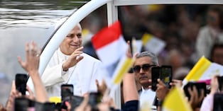 El papa León XIV saluda a la multitud desde el papamóvil mientras recorre la avenida de los Campos Elíseos para celebrar una misa solemne al aire libre en la plaza de la Concordia, en el centro de París, el 26 de septiembre de 2026. (JULIEN DE ROSA / AFP)