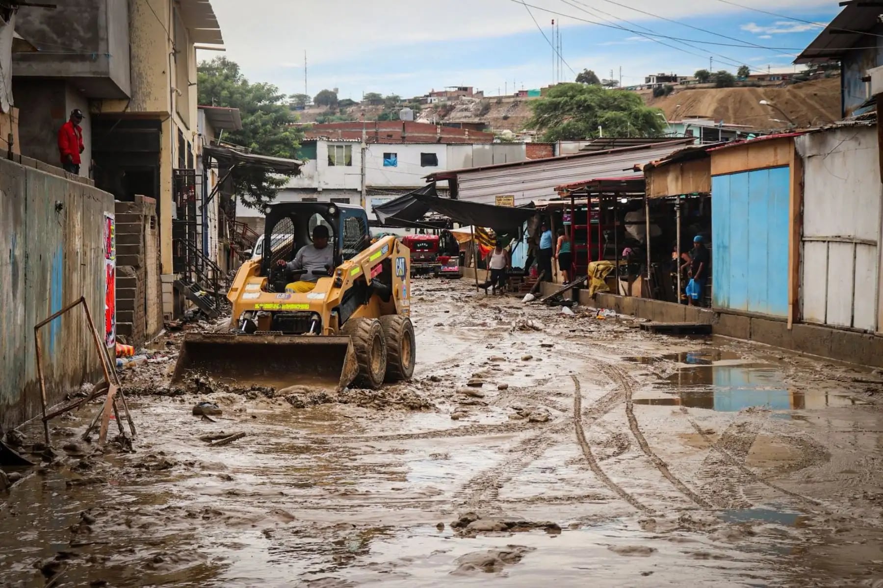 Las precipitaciones entre el 22 y 23 de febrero activaron quebradas, interrumpieron el tránsito y dejaron sin energía eléctrica al balneario de Máncora, en Talara. (Foto: Andina)