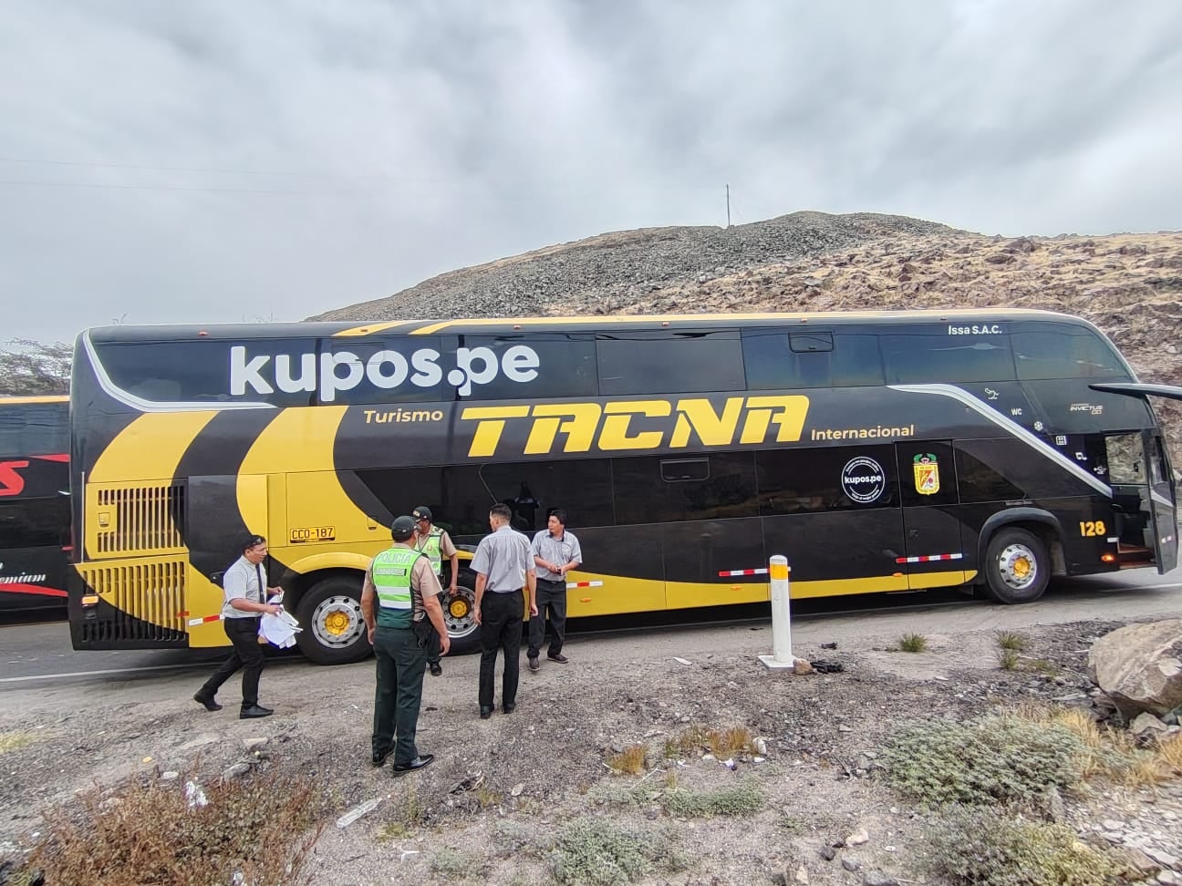 Recuperan maletas con objetos de valor que cayeron de bus en la vía Arequipa-La Joya. Foto: PNP.