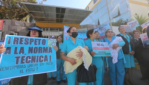 Un grupo de enfermeras protestaron frente a la Gerencia Regional de Salud. Foto: Leonardo Cuito.