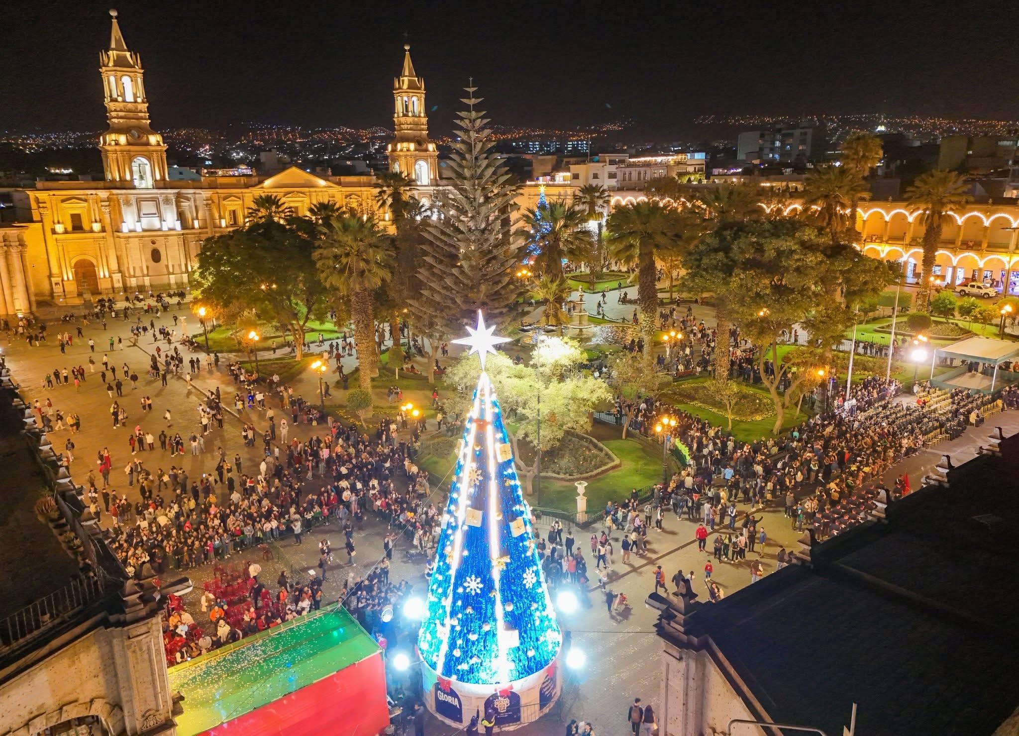 En la otra esquina de la Plaza de Armas, este árbol azul también se luce (FOTO: Difusión)