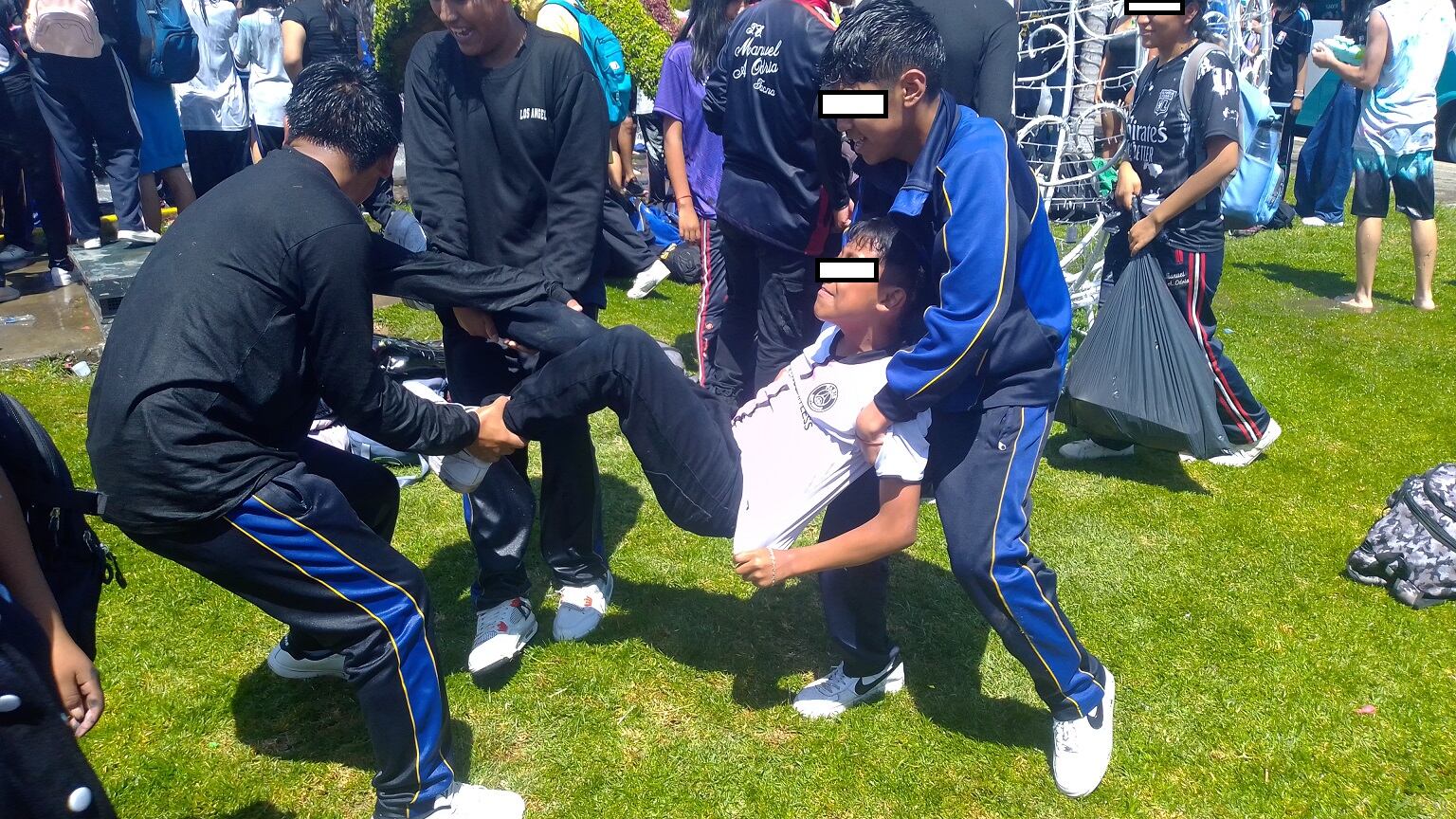 Menores eran obligados a mojarse