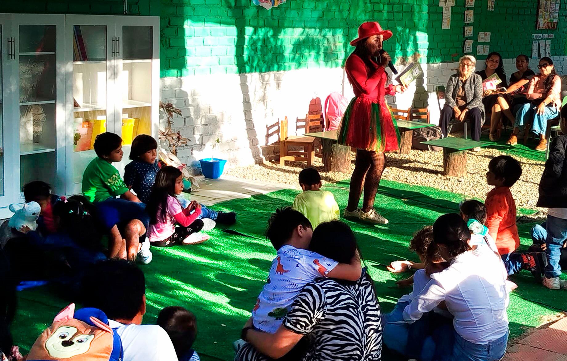 Destacan la importancia de la lectura en la primera infancia con show de cuentacuentos.