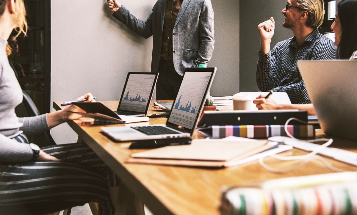 La inteligencia artificial y el análisis de datos están modificando las habilidades que buscan las organizaciones. GMAC identifica cinco áreas con oportunidades para profesionales que combinan conocimientos tecnológicos, gestión y liderazgo. (Foto: Pixabay)