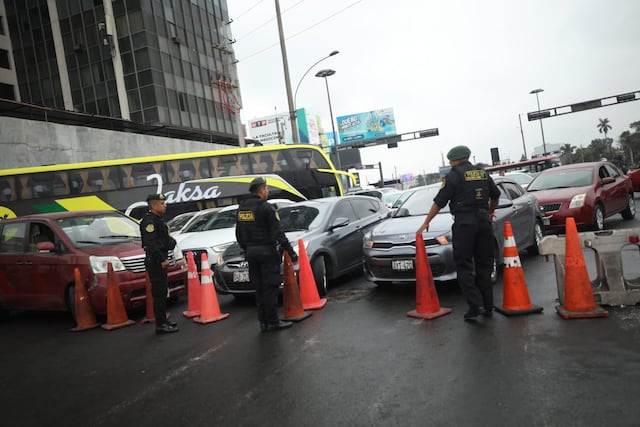 Cierre de vías hacia el Centro de Lima provoca caos vehicular en zonas aledañas