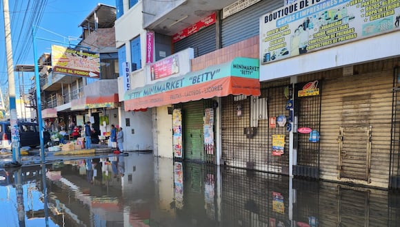 Inundación de puestos comerciales en Socabaya. (Foto: GEC)