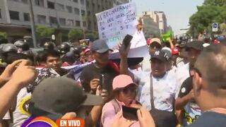 Grupo de transportistas llega hasta el frontis del Congreso