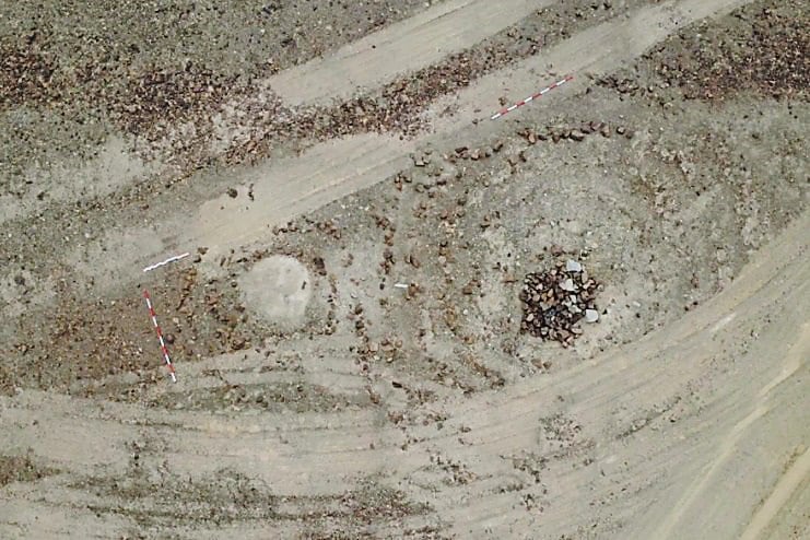 Un geoglifo y un sector del cementerio mochica que hay en el lugar han sido afectados con maquinaria pesada y la instalación de tuberías y casetas prefabricadas. Sitio tiene unos 4 mil años de antigüedad y pese a su gran importancia, se encuentra desprotegido por el Gobierno Central y las autoridades locales.