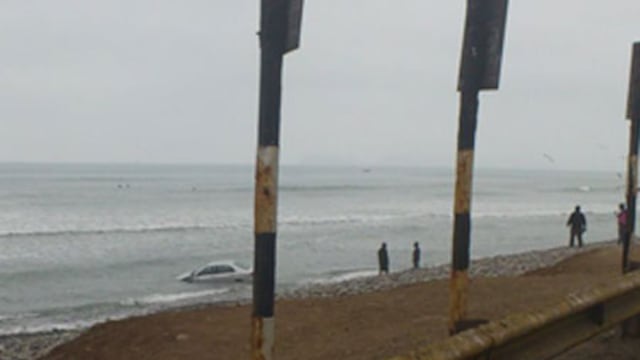 Accidente en la Costa Verde: Auto termina en el mar