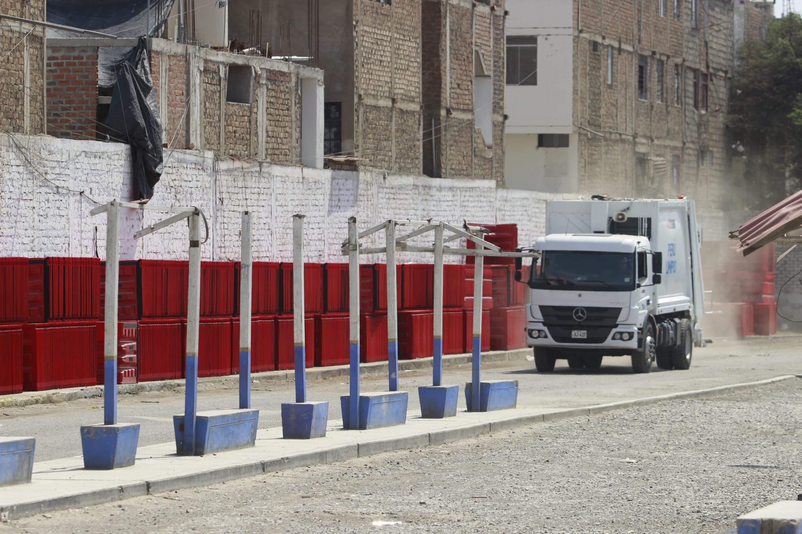 Vehículos pasan cerca y las cubren de polvo. (Foto: Sobre el Rastro/ Oscar Paz)