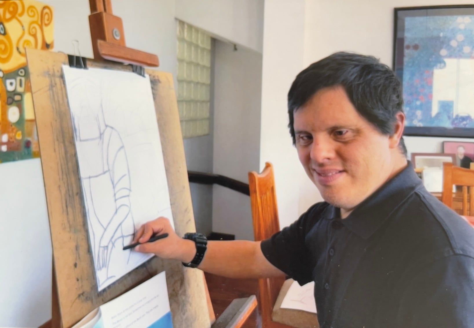 La exposición reúne cerca de 50 obras del artista peruano con síndrome de Down y destinará parte de los fondos obtenidos por la venta de las piezas al Centro Ann Sullivan del Perú.
