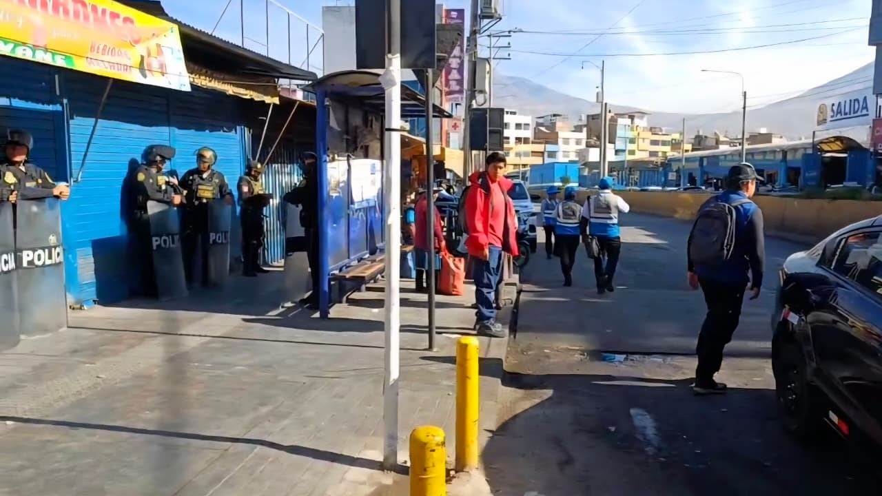 Retiran unidades informales en plataforma comercial Andrés Avelino Cáceres. (Foto: Yunsu Pariapaza/@photo.gec)