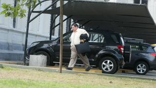 Correo Semanal halla a abogado con orden de captura por narcotráfico trabajando en local militar