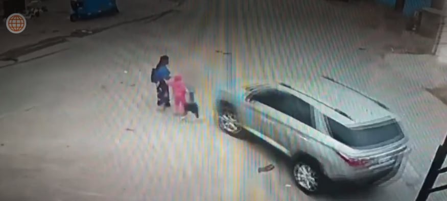 El accidente ocurrió cuando la familia se detuvo para ceder el paso a un vehículo, cuyo conductor aceleró de forma repentina y los embistió. (Captura de América Noticias)
