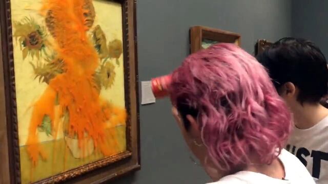 Londres: dos activistas lanzan sopa contra los Girasoles de Van Gogh (VIDEO)