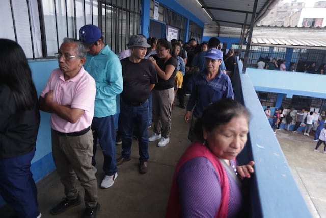 Se apertura las mesas de sufragio en el colegio San Luis Gonzaga de SJM, personas aún tienen quejas por el trabajo del personal de ONPE (Fotos: Julio Reaño/@photo.gec)