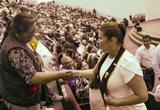 Alcaldesa de Arequipa en campaña: entrega títulos de propiedad en ceremonia masiva