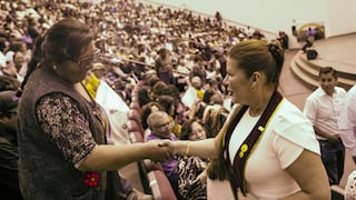 Alcaldesa de Arequipa en campaña: entrega títulos de propiedad en ceremonia masiva