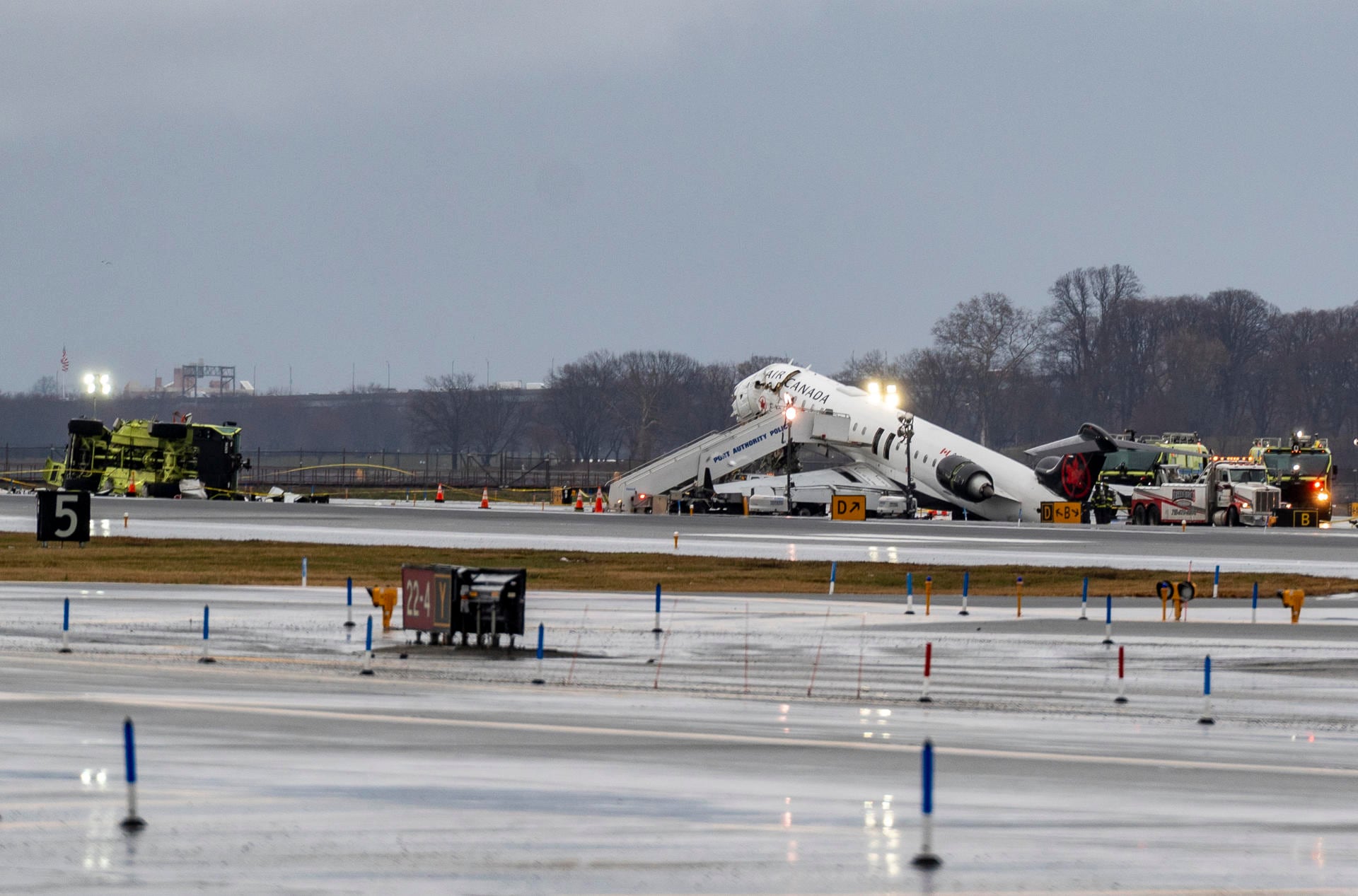 Colisión ocurrió en el aeropuerto neoyorquino de LaGuardia, cuando el vuelo 8646 de Air Canada Express, procedente de Montreal con 76 personas a bordo, colisionó con un vehículo de bomberos. (Foto: EFE/ Angel Colmenares)