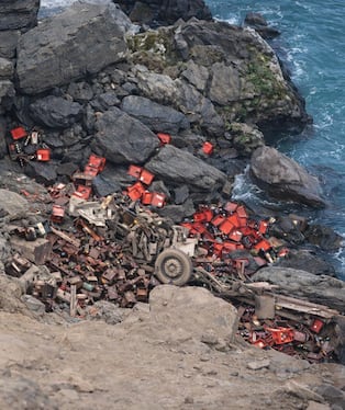 Camión terminó destrozado y la cerveza regada entre las rocas. Foto: GEC