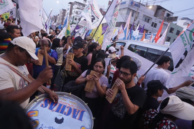 Simpatizantes de partidos llegan a exteriores del Centro de Convenciones por debate presidencial (Foto: Julio Reaño/GEC)