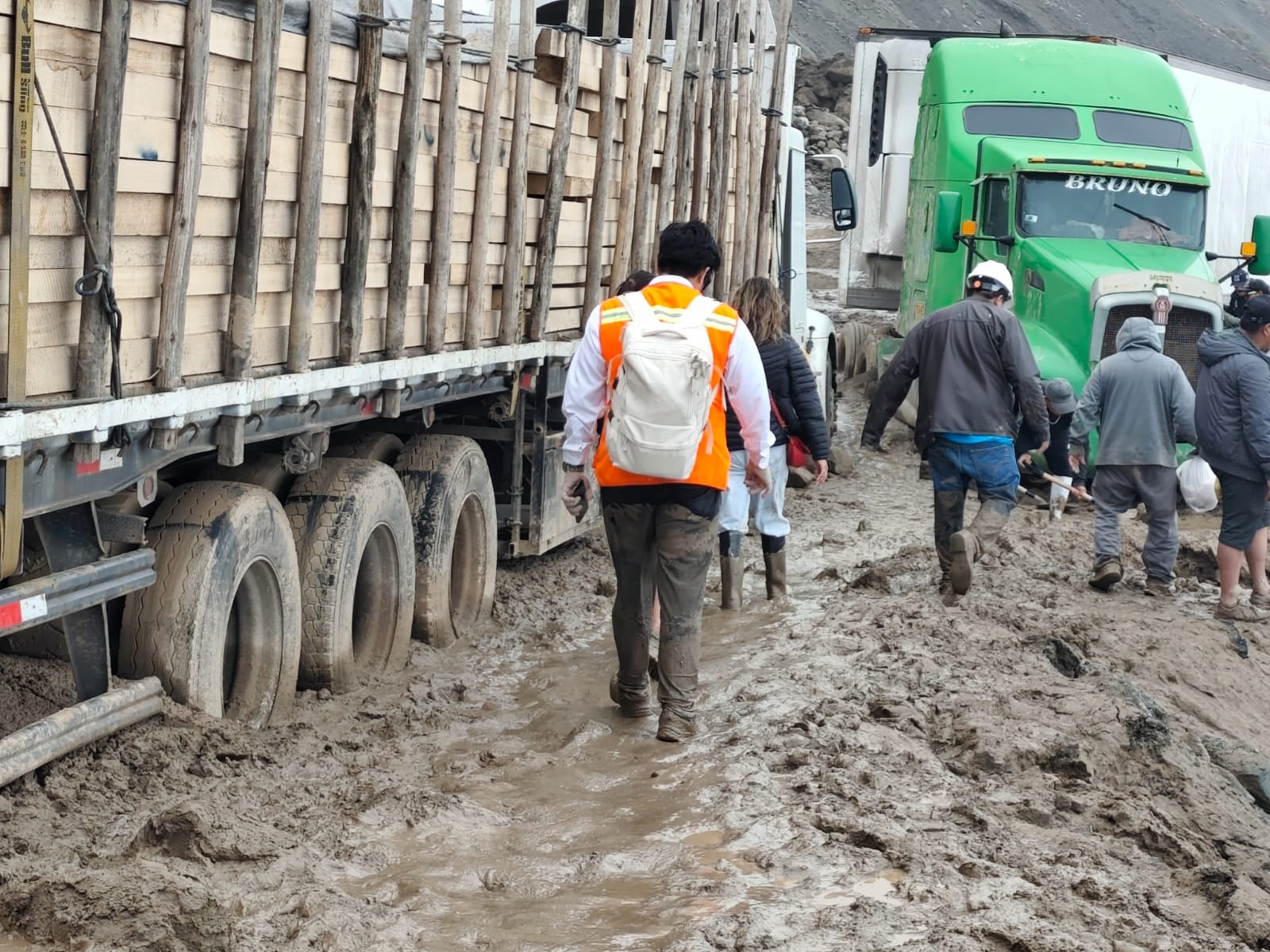 Personas siguen caminando para cruzar de Atico a Ocoña o viceversa (Foto: Municipalidad de Caravelí)