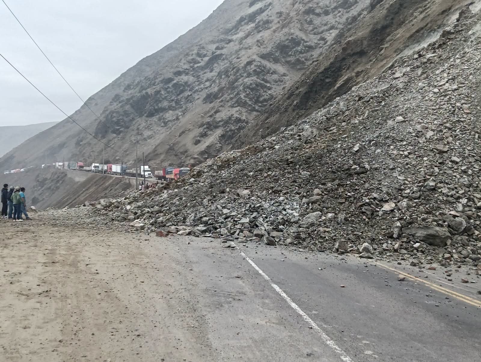 Nuevo derrumbe en la Panamericana Sur, en el sector de Quebrada Honda, Arequipa. Foto: GEC.