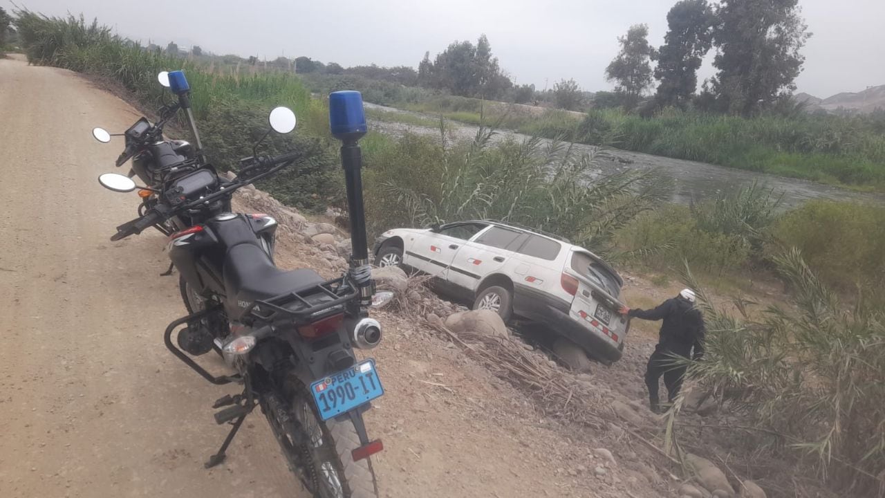 Agentes de Seguridad Ciudadana de Virú encontraron el automóvil por el badén de La Gloria.