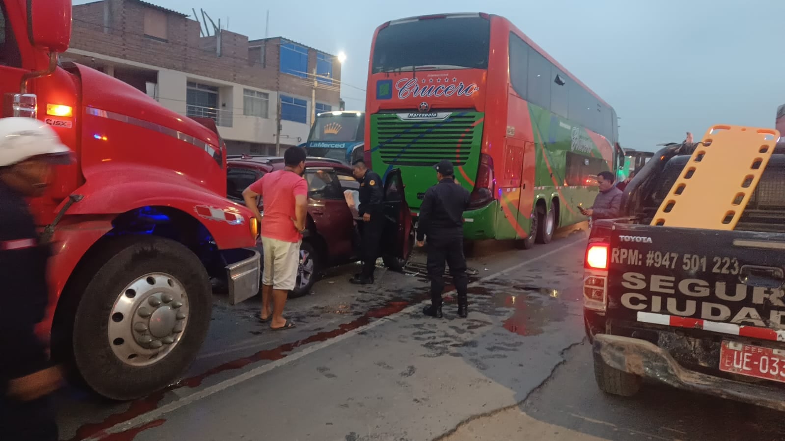 Tráiler impactó contra camioneta que fue arrastrada hacia un ómnibus en la provincia de Virú.
