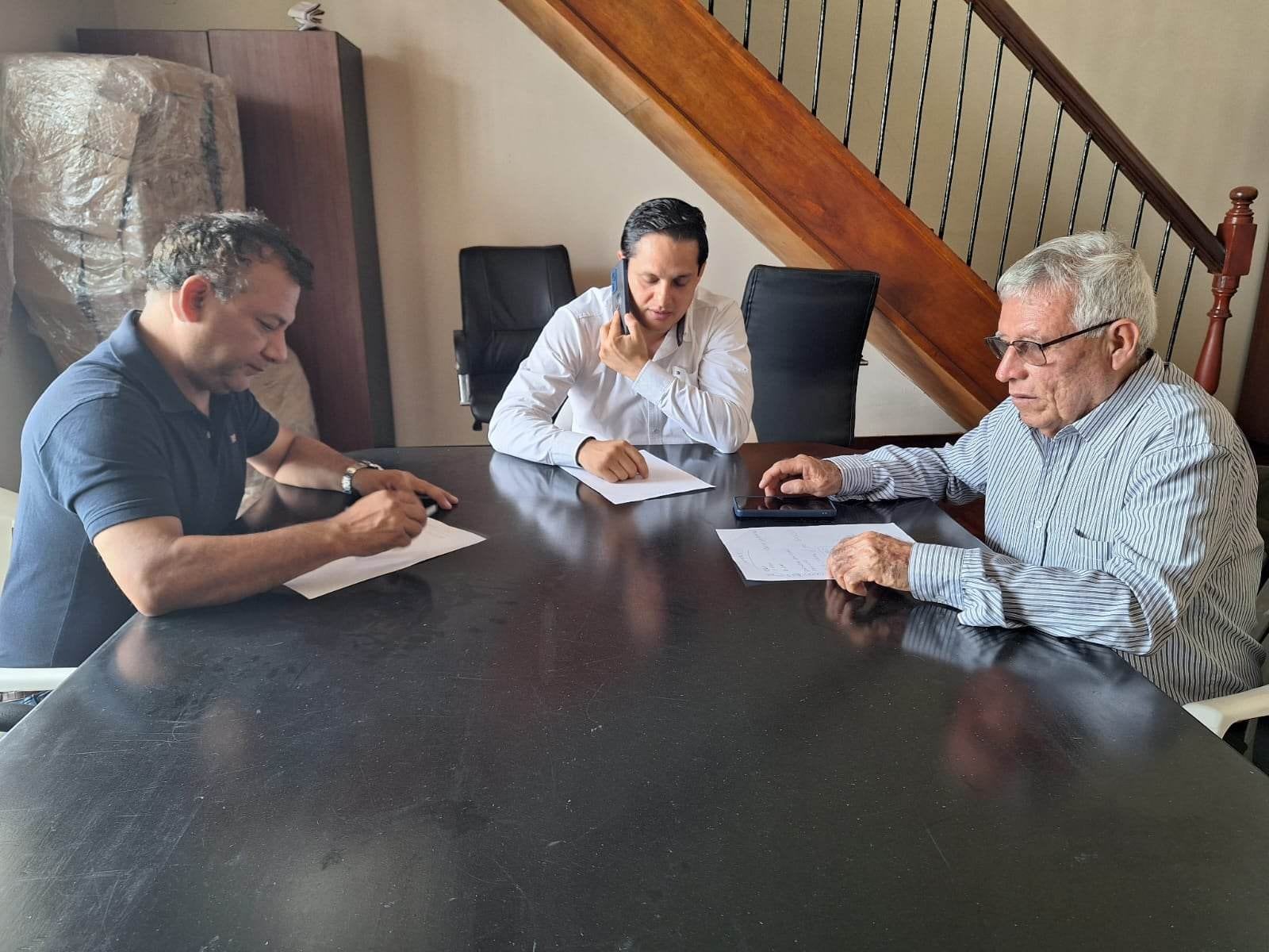 El juramento de estilo será ante el gobernador regional de La Libertad, César Acuña Peralta, y el nuevo titular de la mesa directiva hará lo propio con quienes lo acompañarán en la gestión, el consejero por Chepén, Segundo Cepeda Uriol (Acción Popular), como relator; y Olanda Torres Cancino, consejera por Pacasmayo, como vocal.