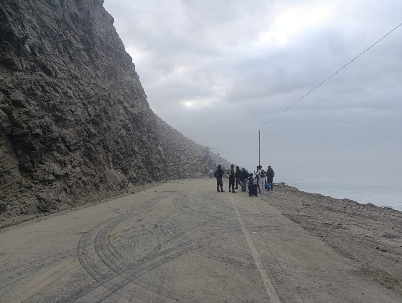 Pasajeros pasan caminando la zona afectada por deslizamiento de rocas en Atico, Caravelí. Foto: PNP.