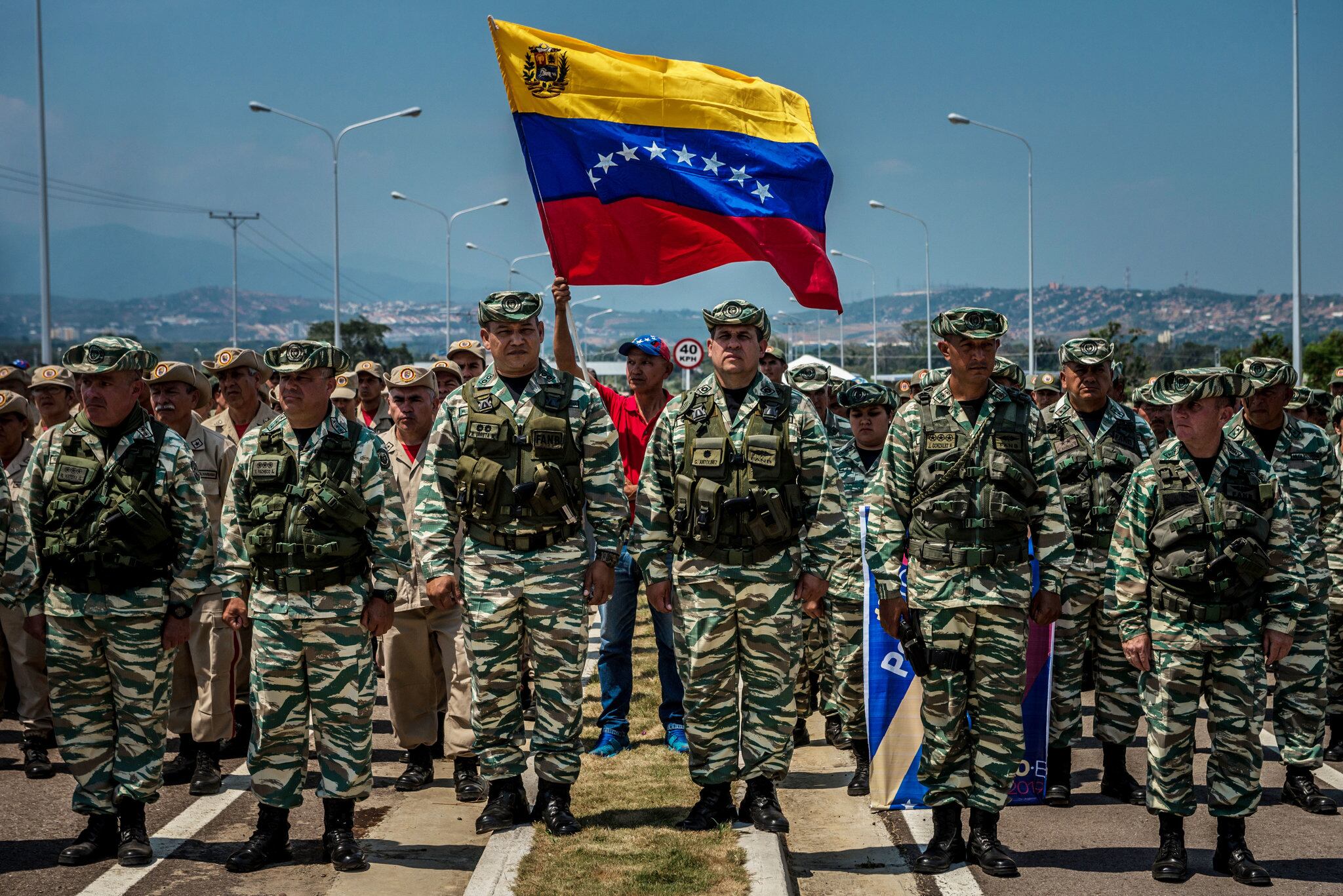 Soldados venezolanos y miembros de las fuerzas armadas se mantuvieron firmes en el puente Las Tienditas, en la frontera entre Venezuela y Colombia, el 12 de febrero de 2019. (Foto: Meridith Kohut para The New York Times / Archivo)