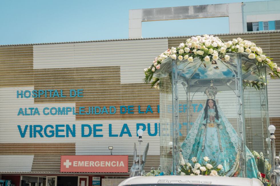 La Virgen de la Puerta, en su segundo día de recorrido, llegó hasta el Hospital de Alta Complejidad "Virgen de la Puerta".