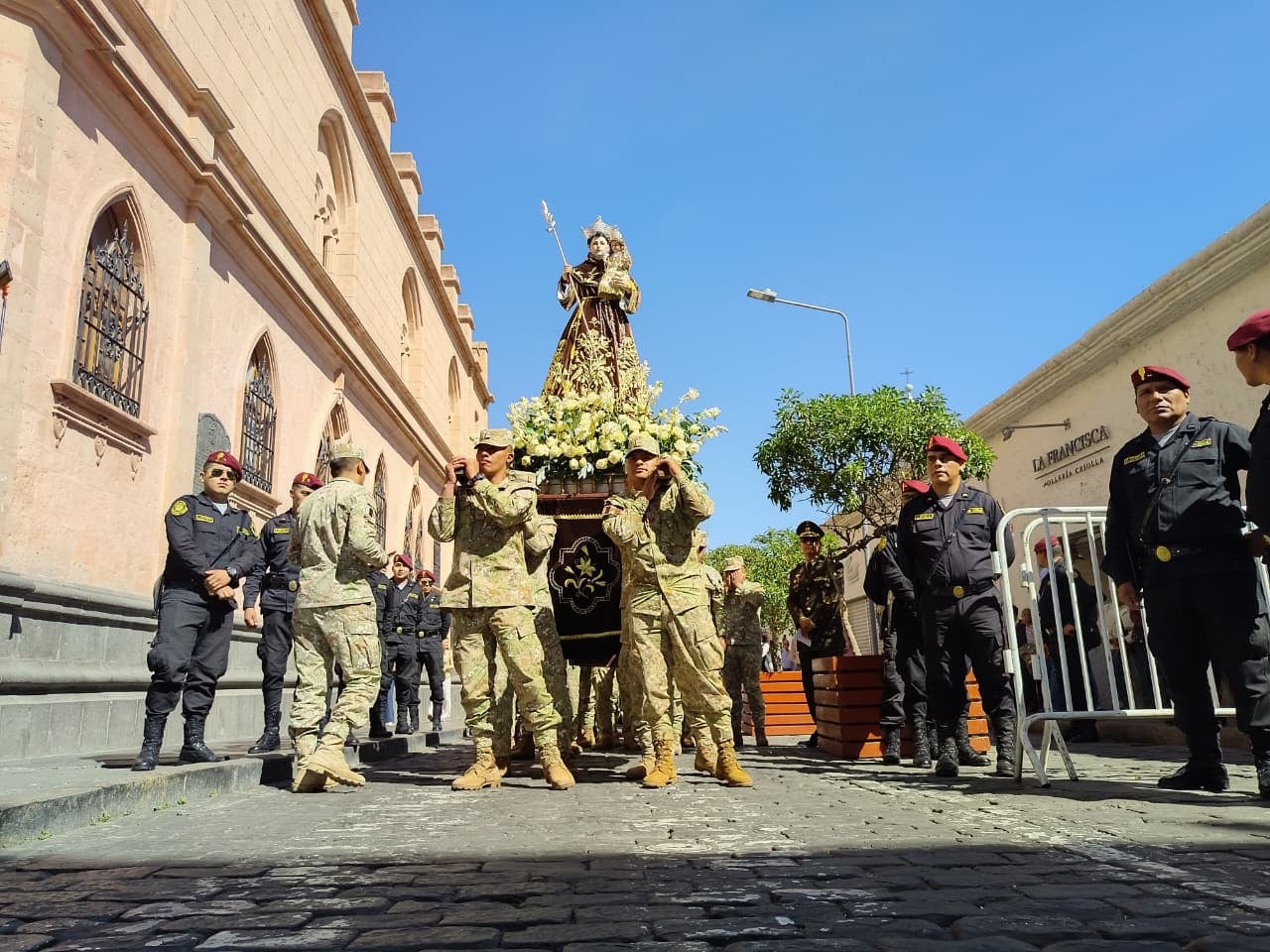 Procesión por San Antonio de Padua en Arequipa. (Foto: Flor Barrios/@photo.gec)