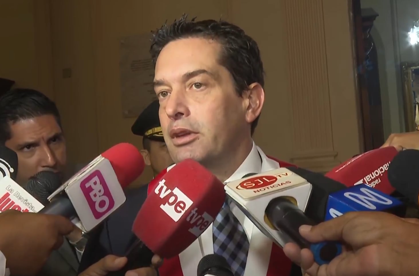 El titular del Senado exhortó a la Fiscalía, la Policía, la bancada de Juntos por el Perú y al partido político del legislador a actuar frente a la denuncia. Además, expresó su respaldo al próximo pedido de facultades legislativas del Ejecutivo. (Captura de imagen de Canal N)
