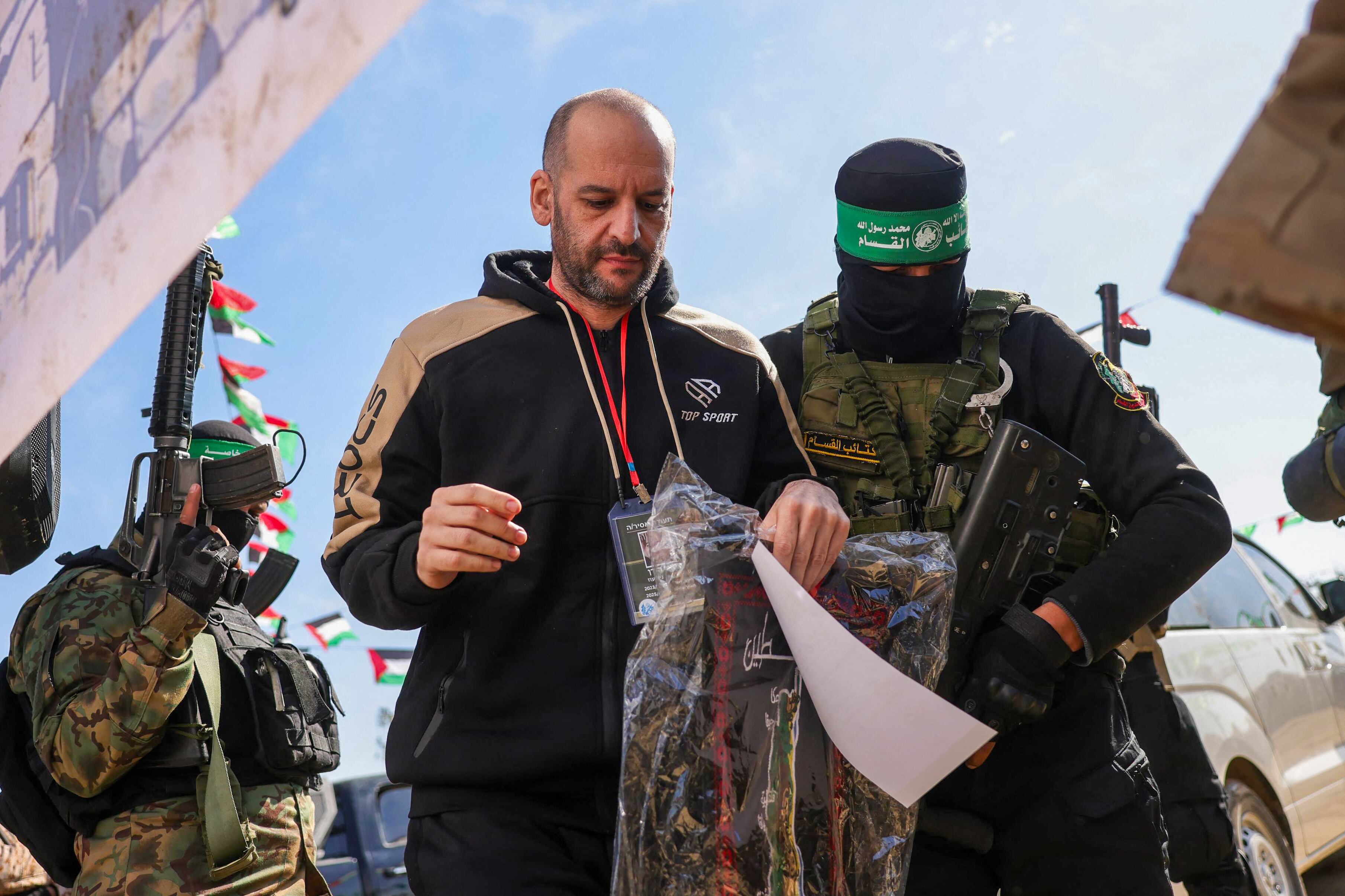 Militantes de Hamas escoltan al rehén israelí-argentino Yair Horn en un escenario antes de entregarlo a un equipo de la Cruz Roja en Khan Yunis, en el sur de la Franja de Gaza. (Foto: Bashar Taleb / AFP)