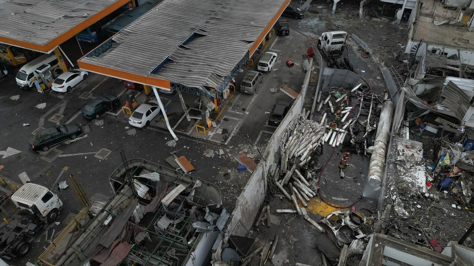 Viviendas y locales colindantes acabaron destrozados. (Foto: GEC)
