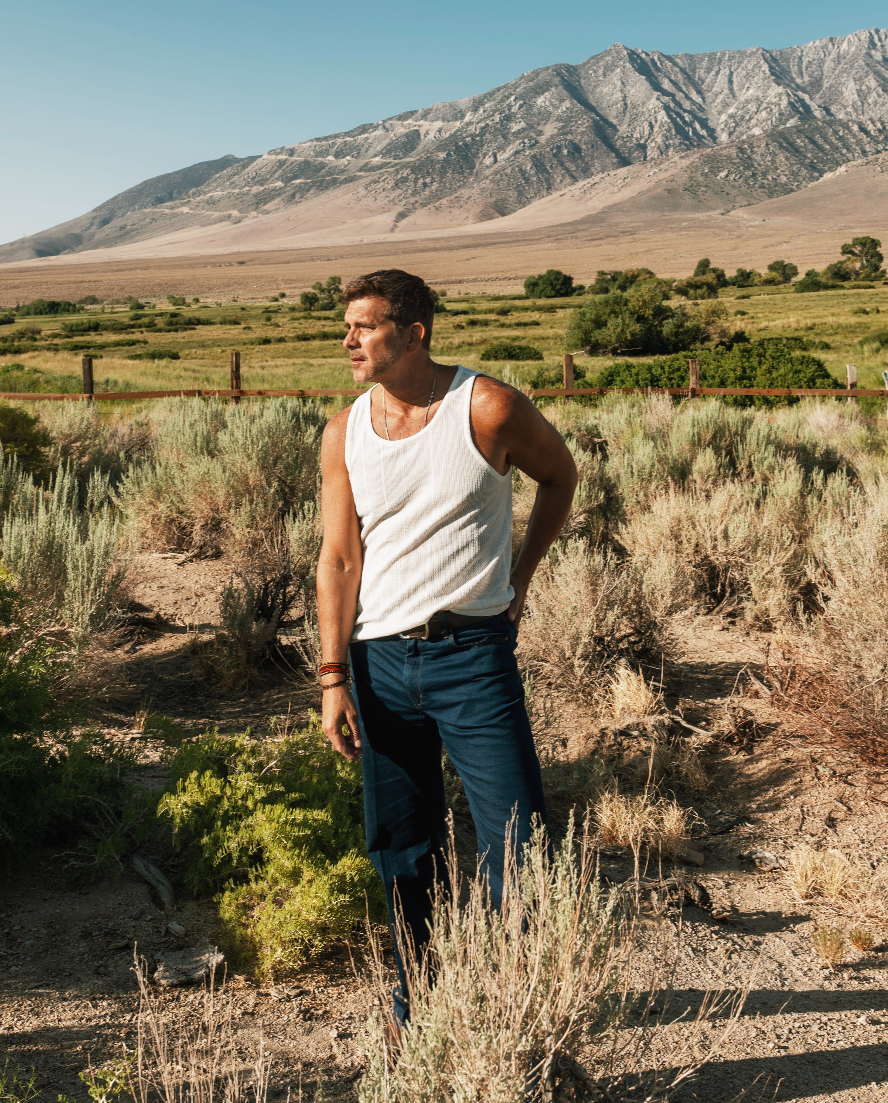 Yo Tan Bien” llega acompañado de un videoclip grabado en una sola toma en Los Ángeles, el cual fue dirigido por el también actor,