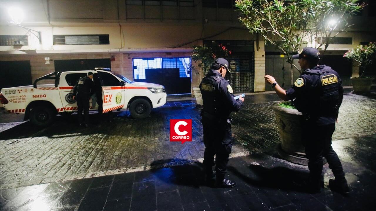 Delincuentes detonaron explosivo frente a óptica generando pánico entre vecinos del centro de Lima. Fotos:@photo.gec