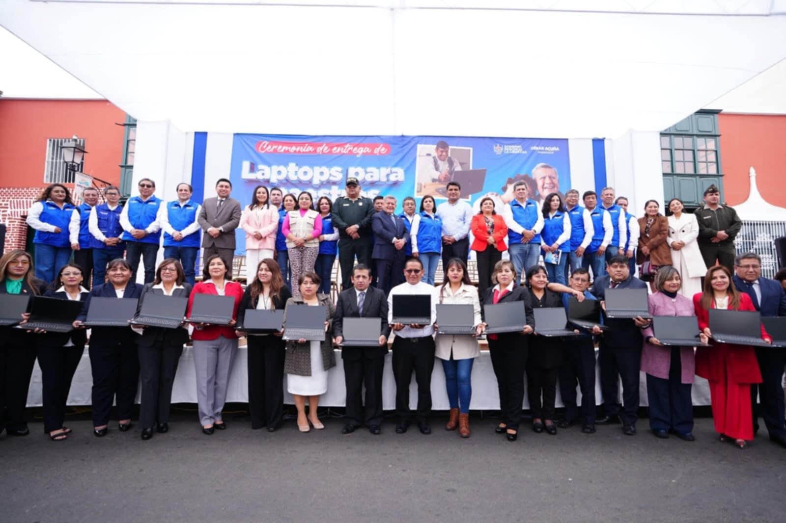 Además, el gobernador César Acuña, anunció que en dos semanas todas las ugeles tendrán su camioneta para realizar sus inspecciones a colegios.