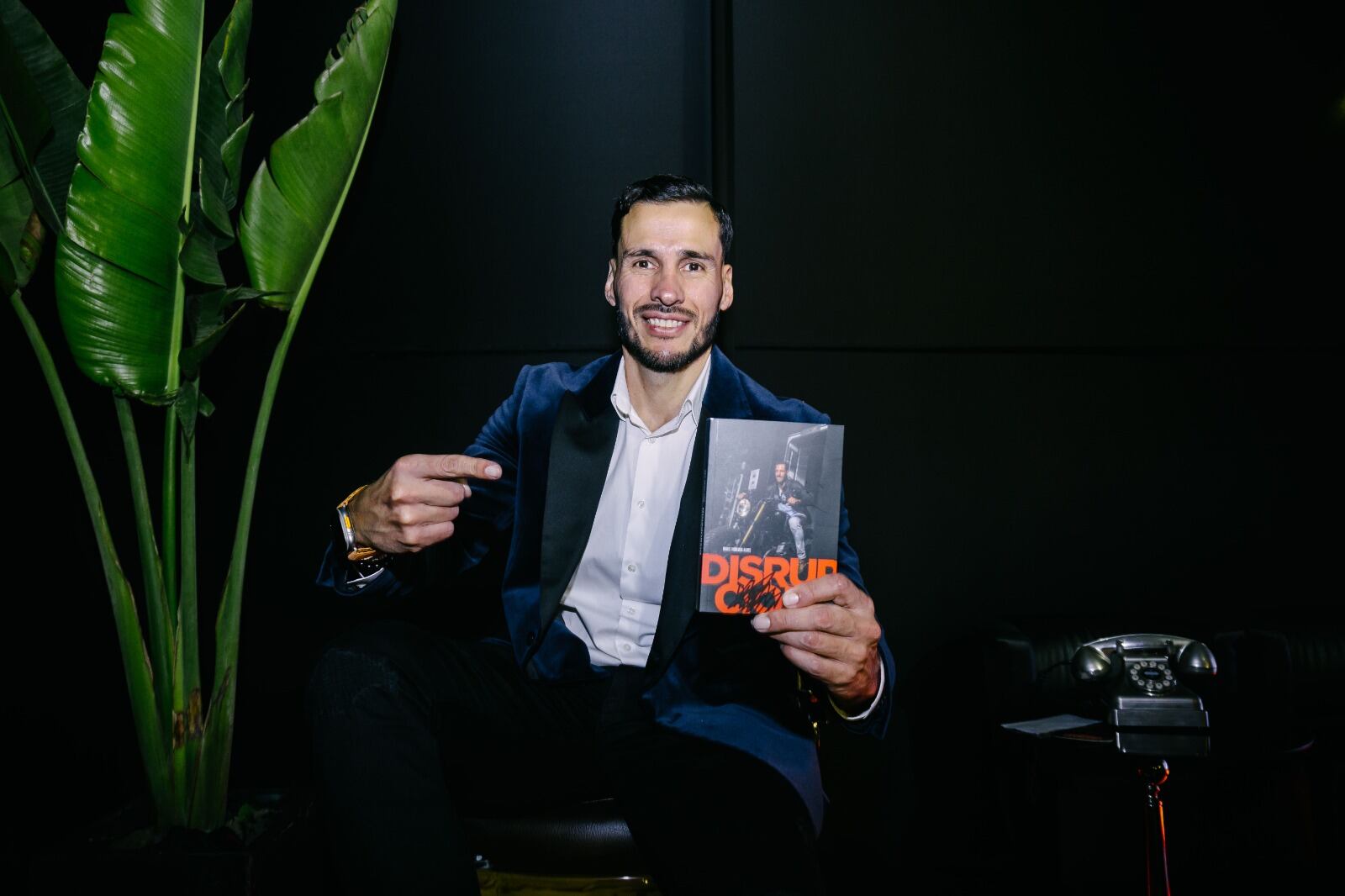 Empresario presenta el libro Disrupción, un libro que motiva para perder el miedo a crecer.