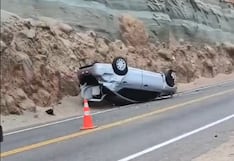 Auto termina con las llantas arriba tras despiste en la Panamericana Sur, en Ocoña