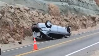 Auto termina con las llantas arriba tras despiste en la Panamericana Sur, en Ocoña