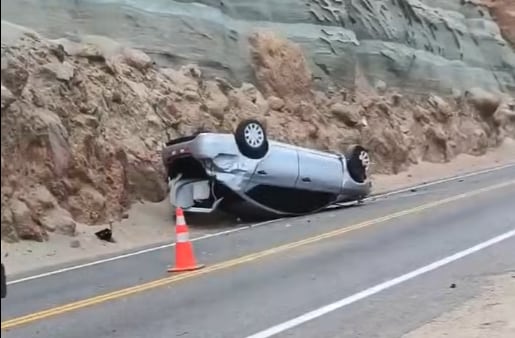 Auto termina con las llantas arriba tras despiste en la Panamericana Sur, en Ocoña