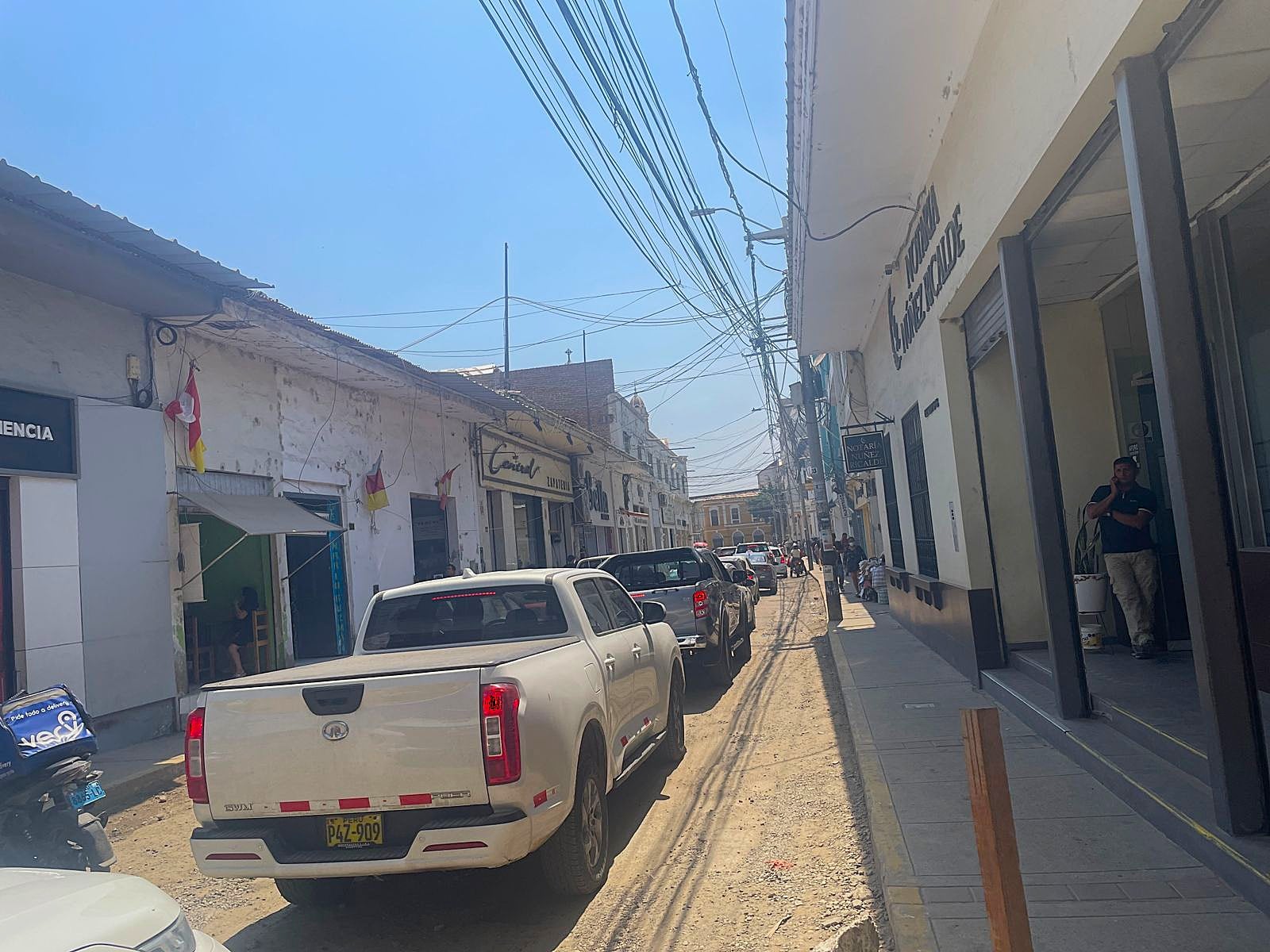 La destrucción de las pistas del centro de Piura dificulta el trabajo de los hombres de rojo.