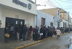 Tacna: Centenar de personas efectúa cola en Reniec para recoger sus documentos