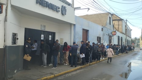 Tacna: Centenar de personas efectúa cola en Reniec para recoger sus documentos