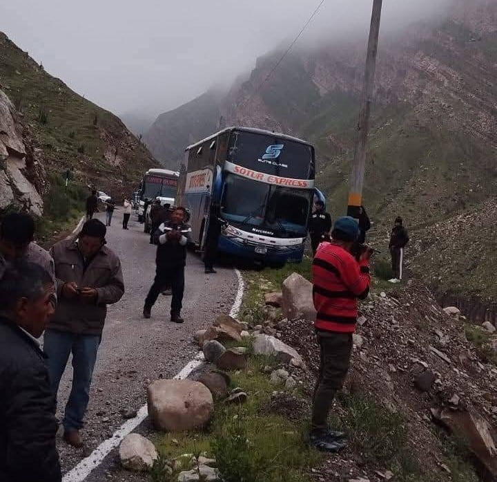 Vehículos quedaron varados por derrumbe en la carretera de Tipán (Foto: Difusión)