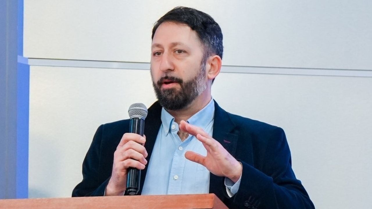 Pero el mismo Vallejo, años más tarde, se dirigiría a los “hombres humanos” y declararía la exigencia de la acción colectiva, insistiendo que hay, sin duda, muchísimo que hacer.