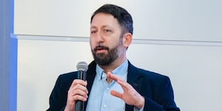 Pero el mismo Vallejo, años más tarde, se dirigiría a los “hombres humanos” y declararía la exigencia de la acción colectiva, insistiendo que hay, sin duda, muchísimo que hacer.